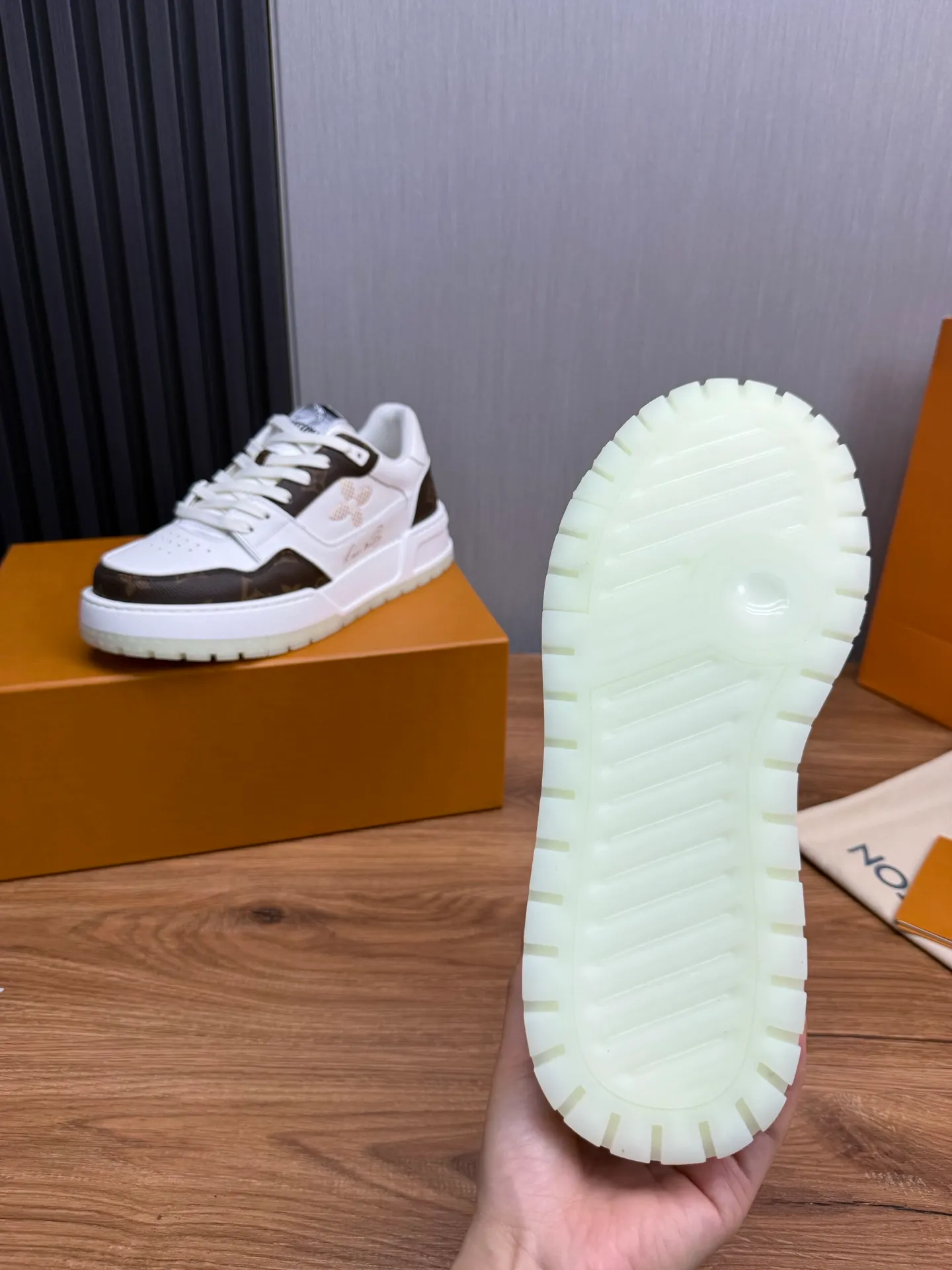 Men's shoes 💰860💰 LV. High version counters are on sale at the same time ⬆️ Men's new sneakers 🔥 The uppers are imported cowhide; "High-end, high-end, classy, ​​noble" workmanship is exquisite (original cowhide is used inside), soles: Original outsole specially provided by the original factory, taken in real life 🎬. Yardage: 38-44. (38.45 can be customized)